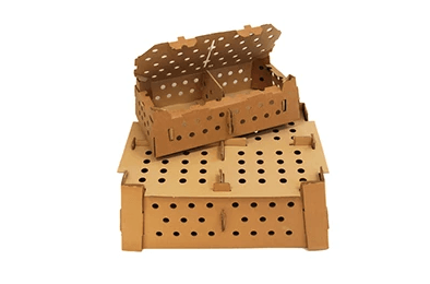 Caja de cartón para transportar pollos.